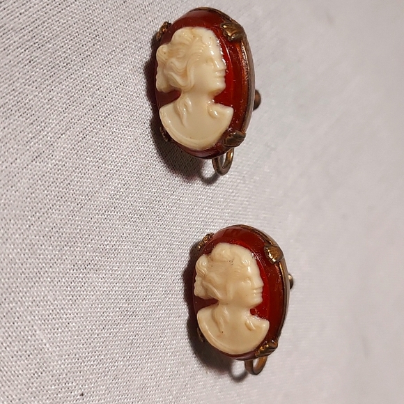 Vintage Carved Cameo Style Screw Back Earrings & Matching Pendant - Picture 11 of 14